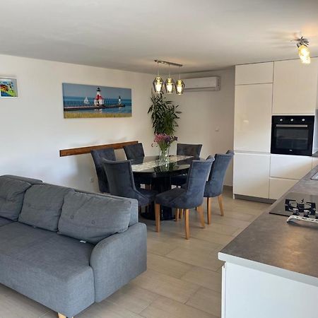 Apartment Verica In Duce - 20 Meters From The Beach Dugi Rat Buitenkant foto