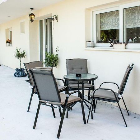 Apartment Verica In Duce - 20 Meters From The Beach Dugi Rat Buitenkant foto