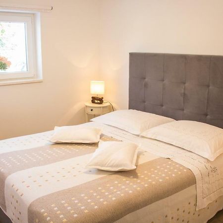 Apartment Verica In Duce - 20 Meters From The Beach Dugi Rat Buitenkant foto