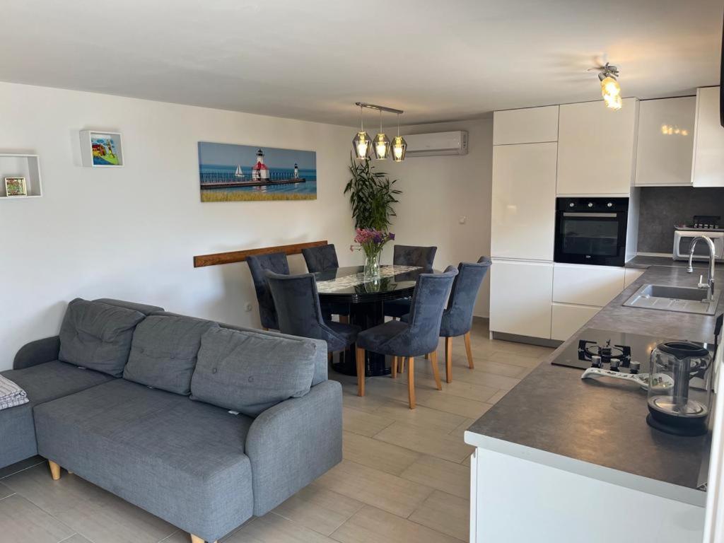 Apartment Verica In Duce - 20 Meters From The Beach Dugi Rat Buitenkant foto