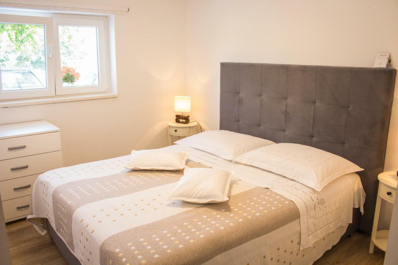 Apartment Verica In Duce - 20 Meters From The Beach Dugi Rat Buitenkant foto
