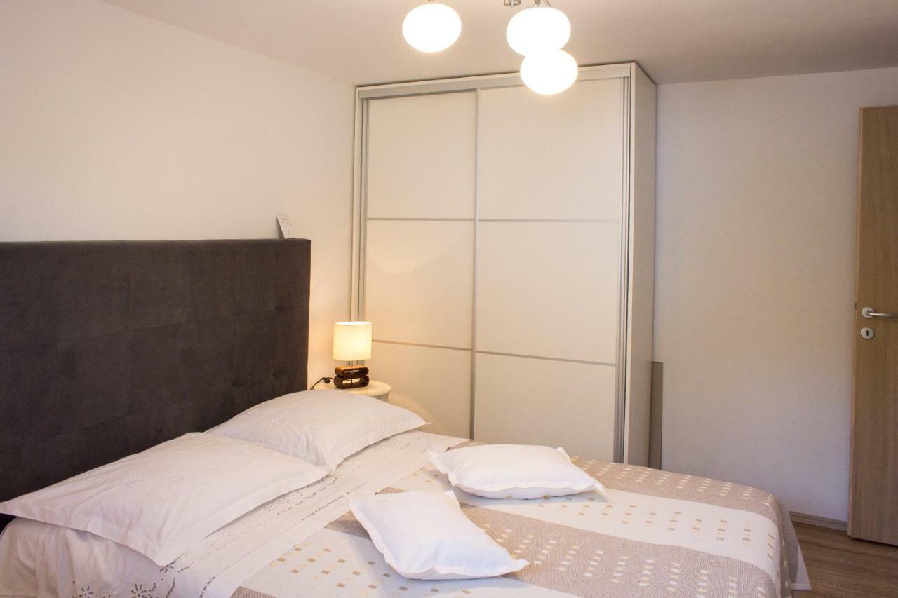 Apartment Verica In Duce - 20 Meters From The Beach Dugi Rat Buitenkant foto