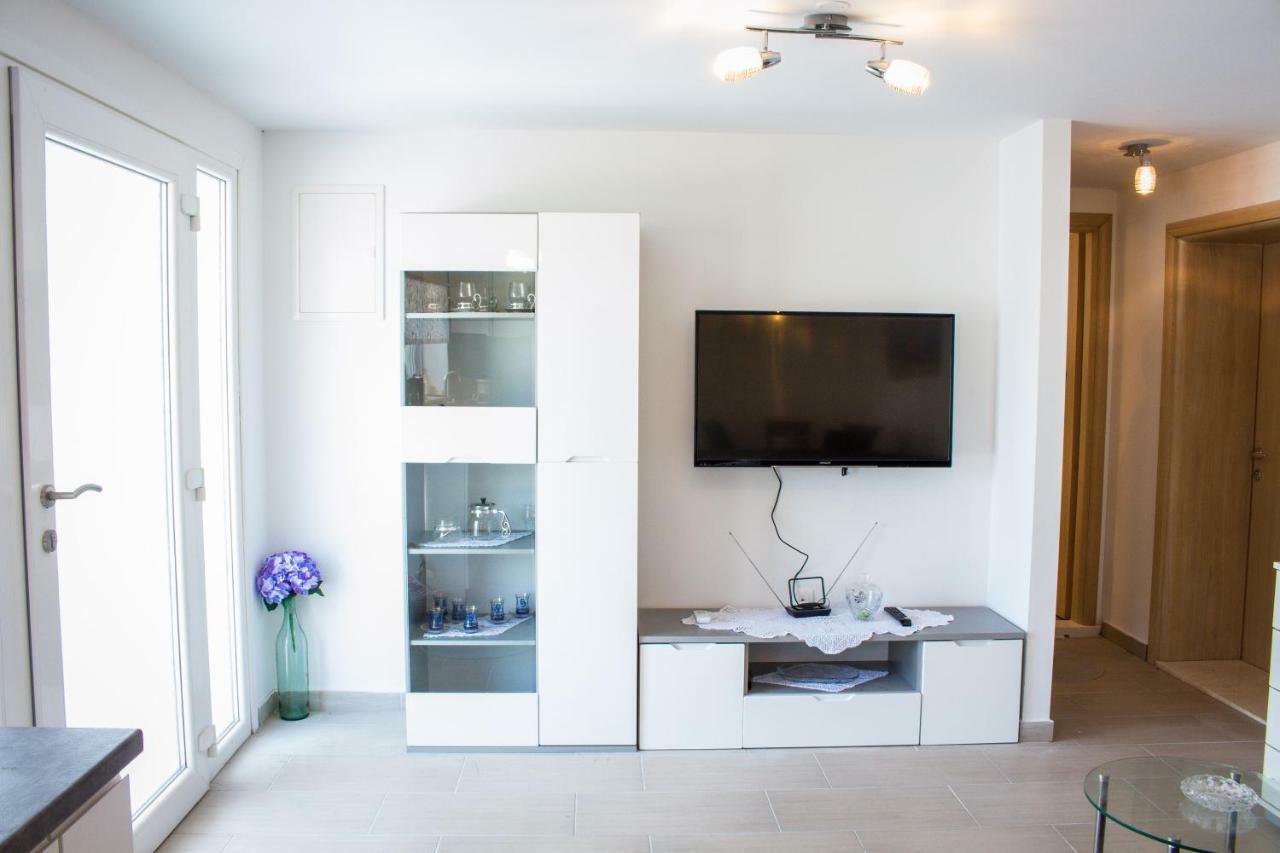 Apartment Verica In Duce - 20 Meters From The Beach Dugi Rat Buitenkant foto