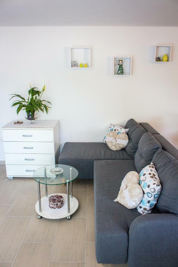 Apartment Verica In Duce - 20 Meters From The Beach Dugi Rat Buitenkant foto